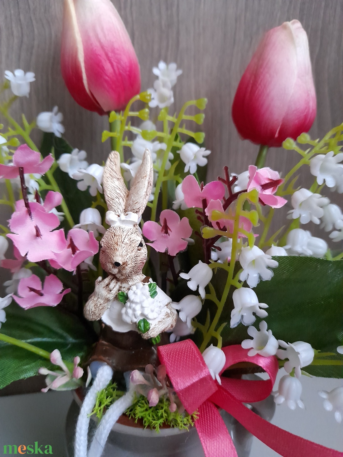 Tavaszi asztal dekoráció lábát lógató nyuszival tulipánnal és gyöngyvirággal. - otthon & életmód - dekoráció - asztal és polc dekoráció - asztaldísz - Meska.hu
