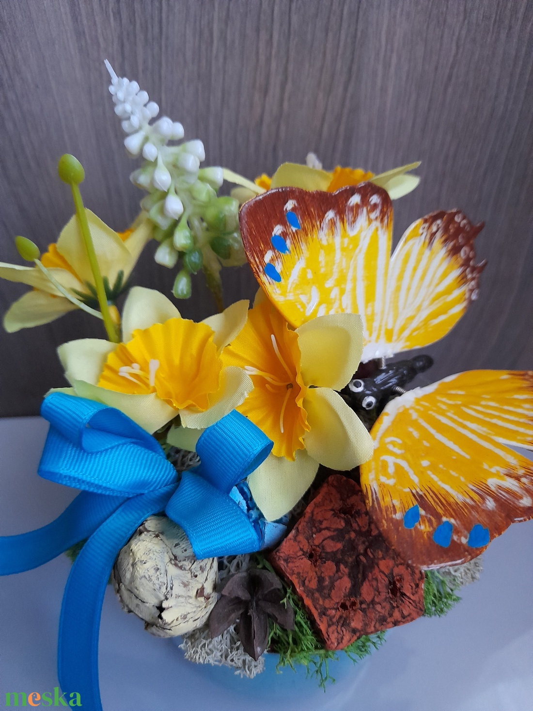 Tavaszi pillangós nárcisz kerámiabögrében - otthon & életmód - dekoráció - asztal és polc dekoráció - asztaldísz - Meska.hu