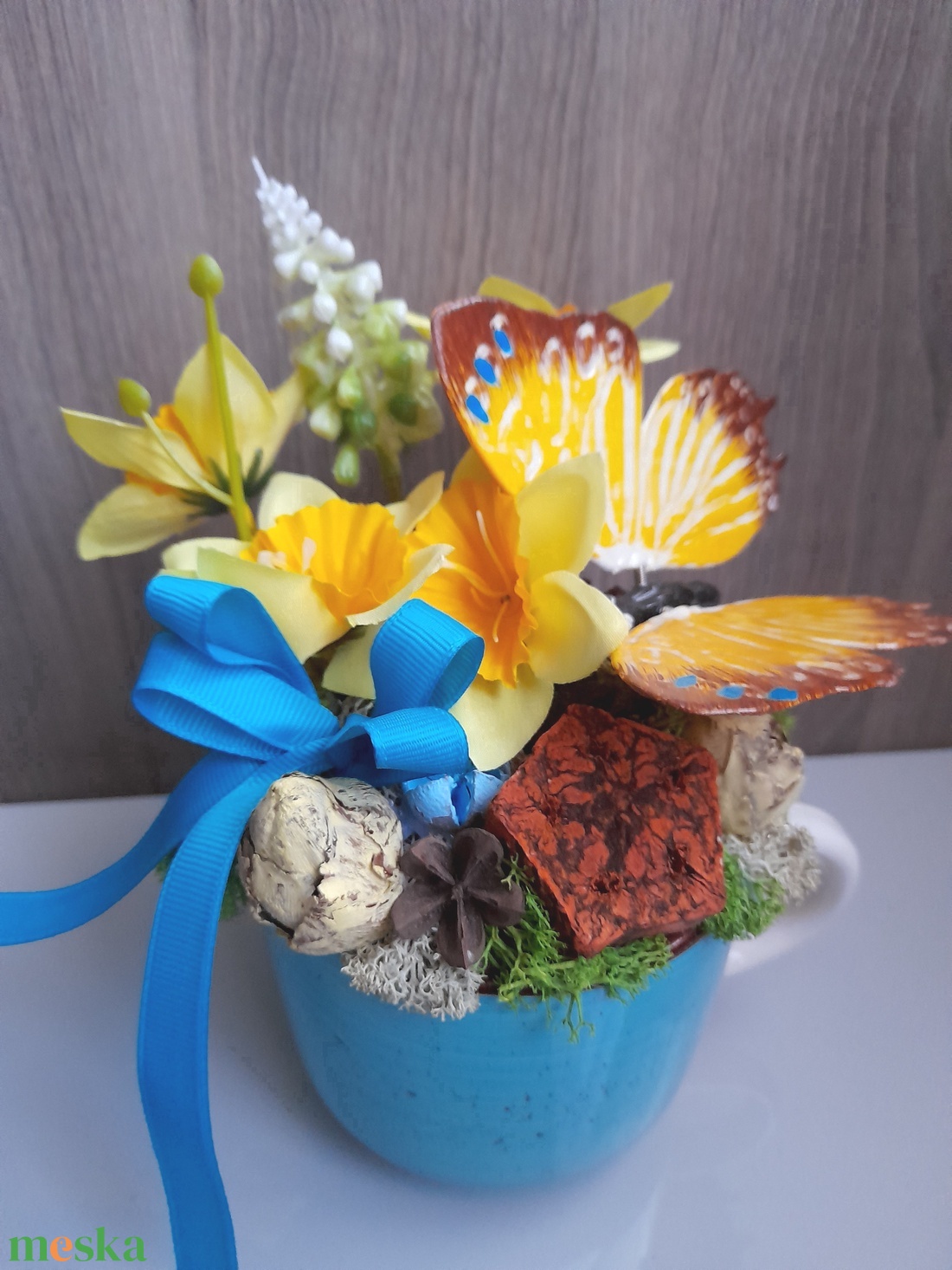Tavaszi pillangós nárcisz kerámiabögrében - otthon & életmód - dekoráció - asztal és polc dekoráció - asztaldísz - Meska.hu