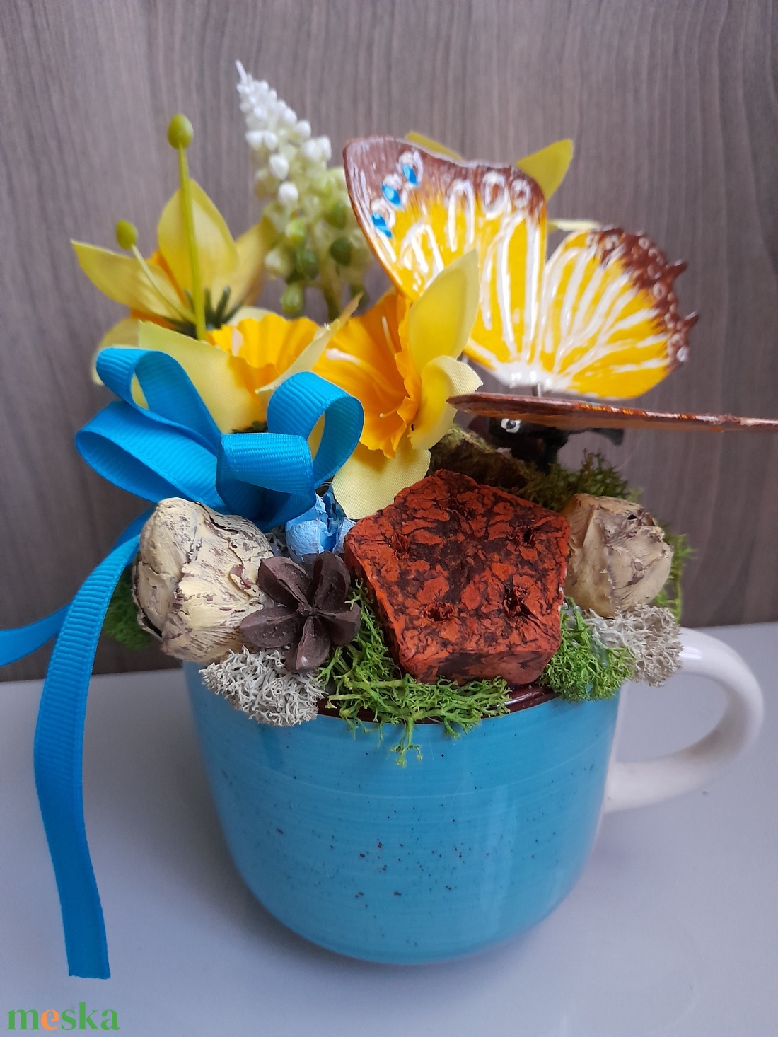 Tavaszi pillangós nárcisz kerámiabögrében - otthon & életmód - dekoráció - asztal és polc dekoráció - asztaldísz - Meska.hu