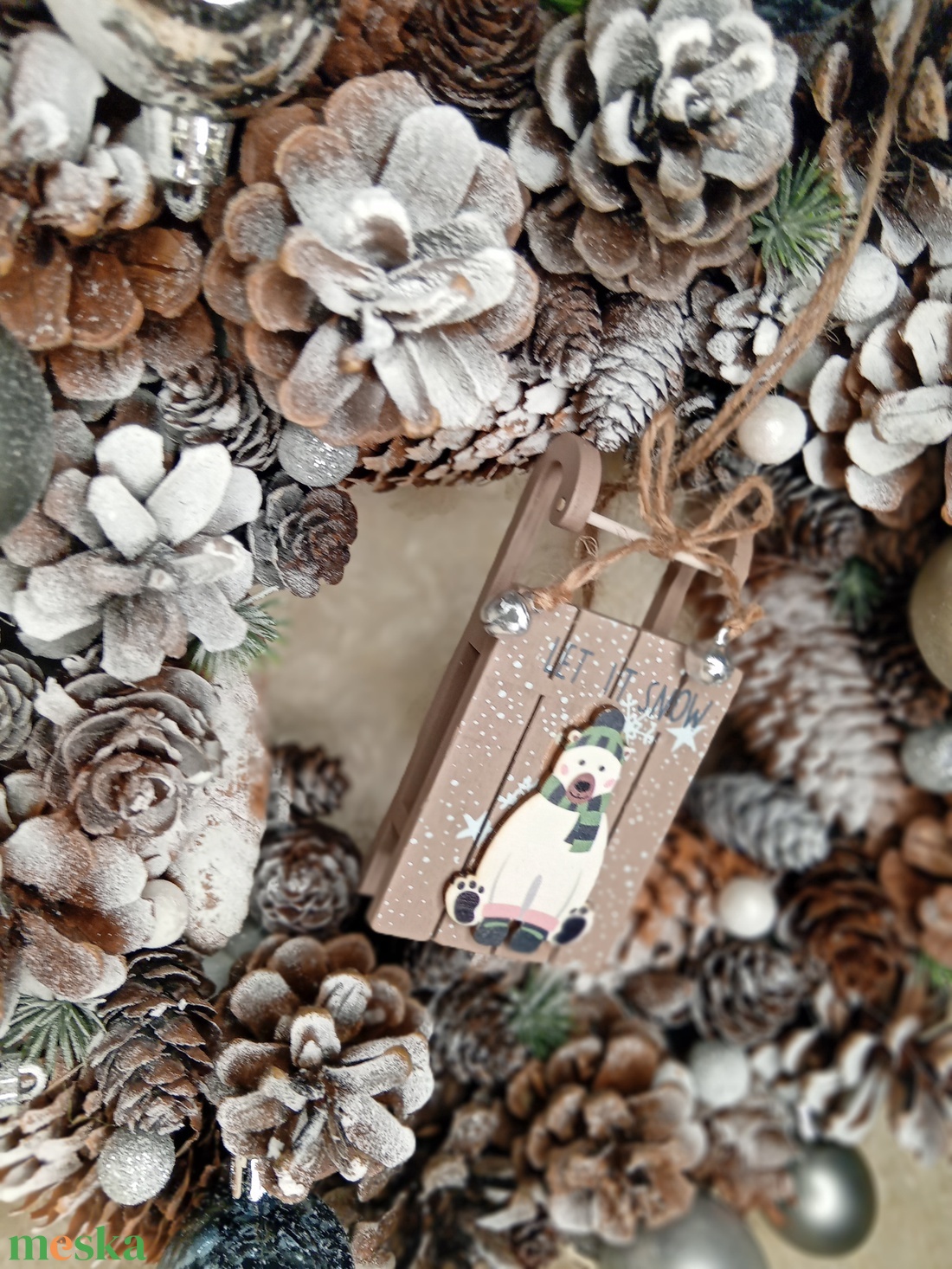 Jegesmacis szánkós havas tobozkoszorú - karácsony - karácsonyi lakásdekoráció - karácsonyi ajtódíszek - Meska.hu