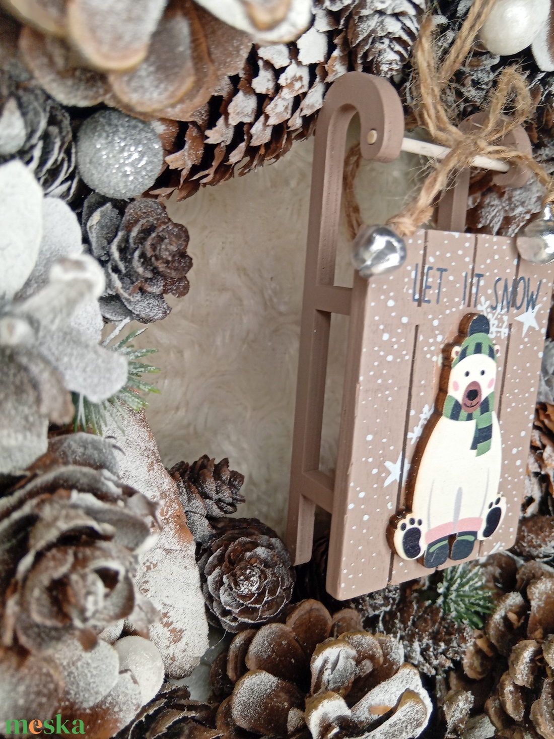 Jegesmacis szánkós havas tobozkoszorú - karácsony - karácsonyi lakásdekoráció - karácsonyi ajtódíszek - Meska.hu
