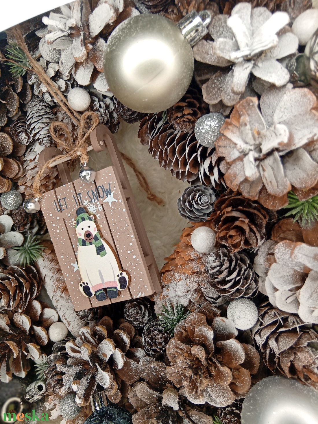 Jegesmacis szánkós havas tobozkoszorú - karácsony - karácsonyi lakásdekoráció - karácsonyi ajtódíszek - Meska.hu