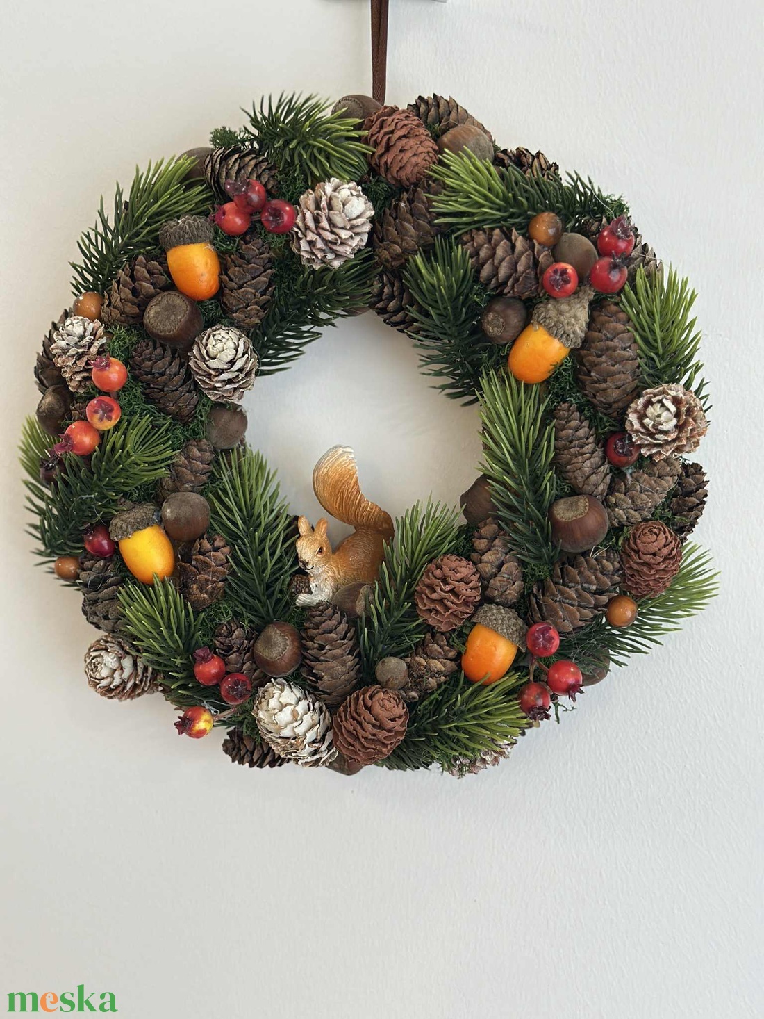 Mókus fenyőágas ajtódíszen - otthon & életmód - dekoráció - ajtó- és ablak dekoráció - ajtódísz & kopogtató - Meska.hu