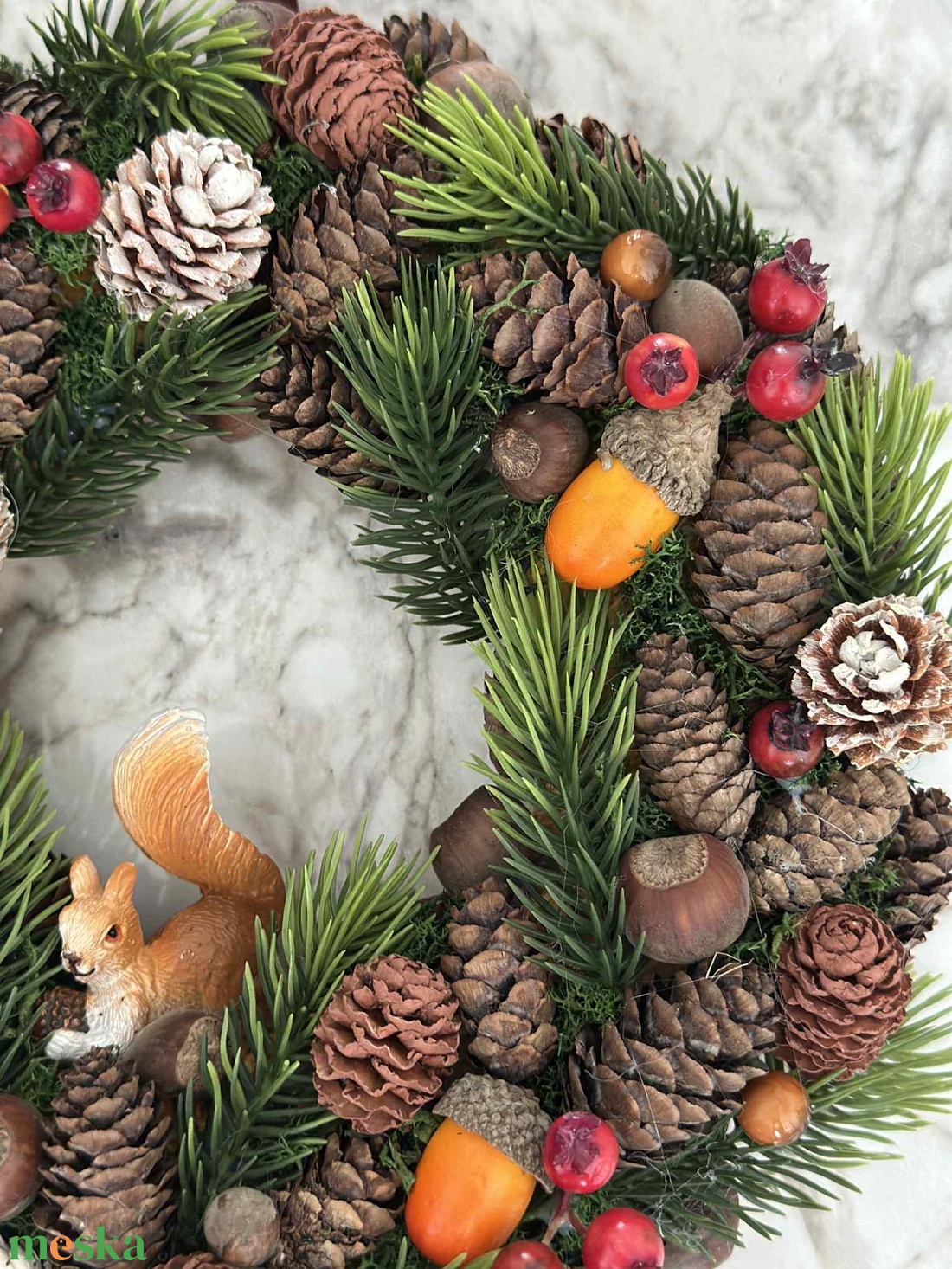 Mókus fenyőágas ajtódíszen - otthon & életmód - dekoráció - ajtó- és ablak dekoráció - ajtódísz & kopogtató - Meska.hu