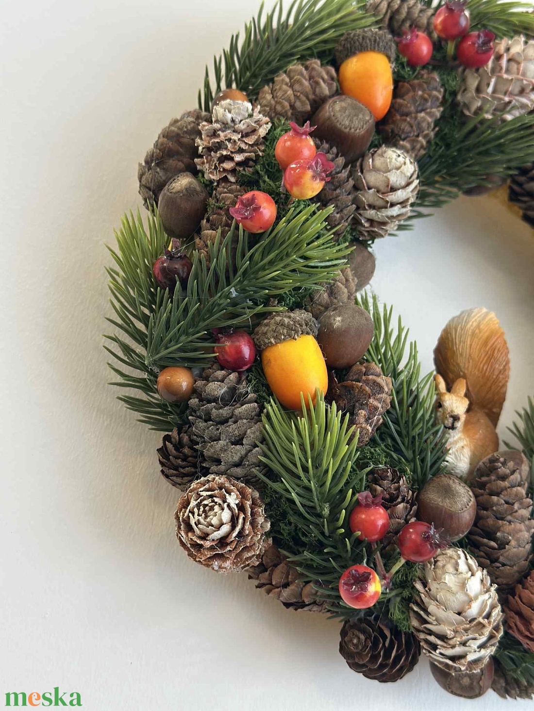 Mókus fenyőágas ajtódíszen - otthon & életmód - dekoráció - ajtó- és ablak dekoráció - ajtódísz & kopogtató - Meska.hu