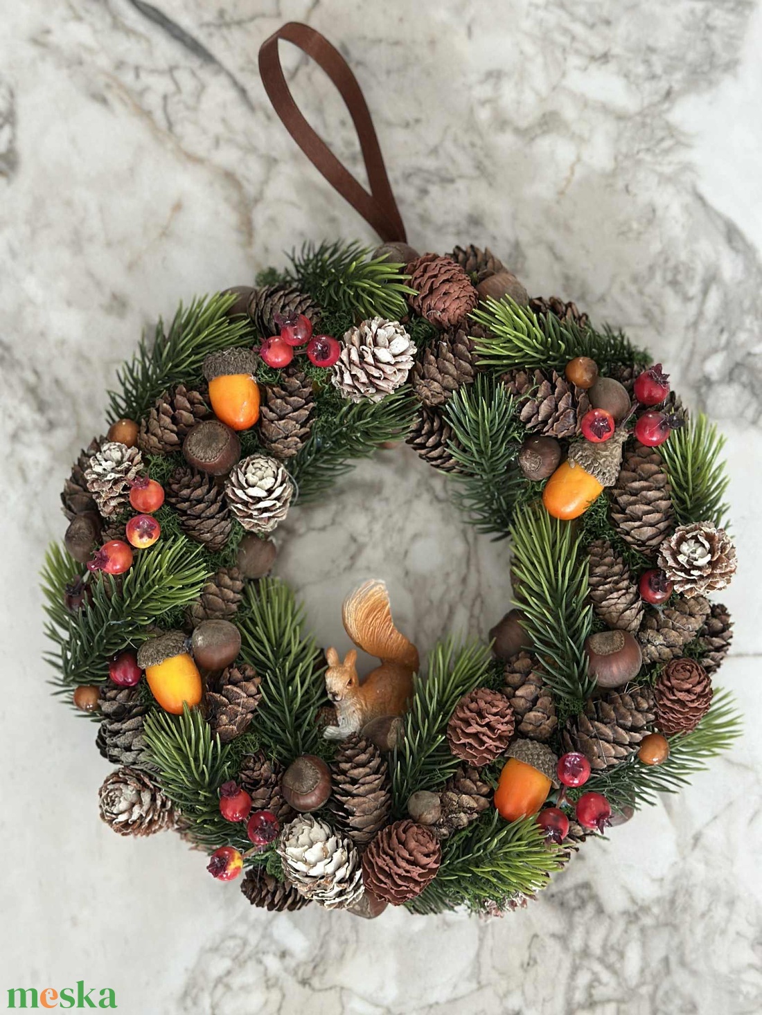 Mókus fenyőágas ajtódíszen - otthon & életmód - dekoráció - ajtó- és ablak dekoráció - ajtódísz & kopogtató - Meska.hu