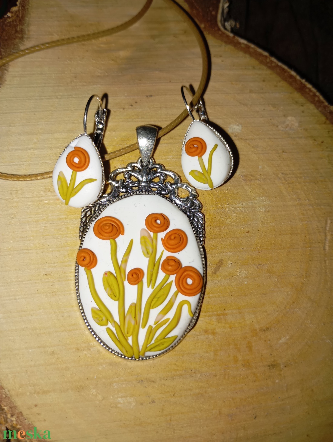 Süthető gyurmás ékszer virágos nyaklánc - ékszer - nyaklánc - medálos nyaklánc - Meska.hu