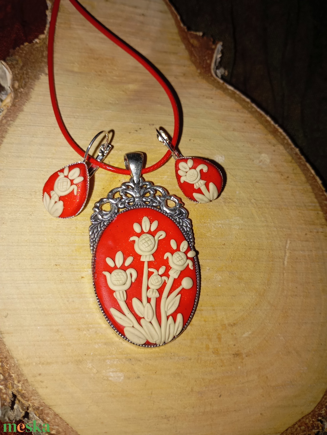 Süthető gyurmás ékszer virágos nyaklánc - ékszer - nyaklánc - medálos nyaklánc - Meska.hu
