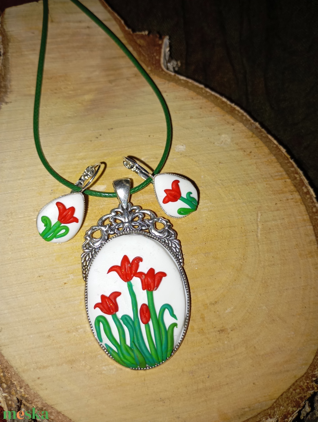 Süthető gyurmás ékszer virágos nyaklánc - ékszer - nyaklánc - medálos nyaklánc - Meska.hu