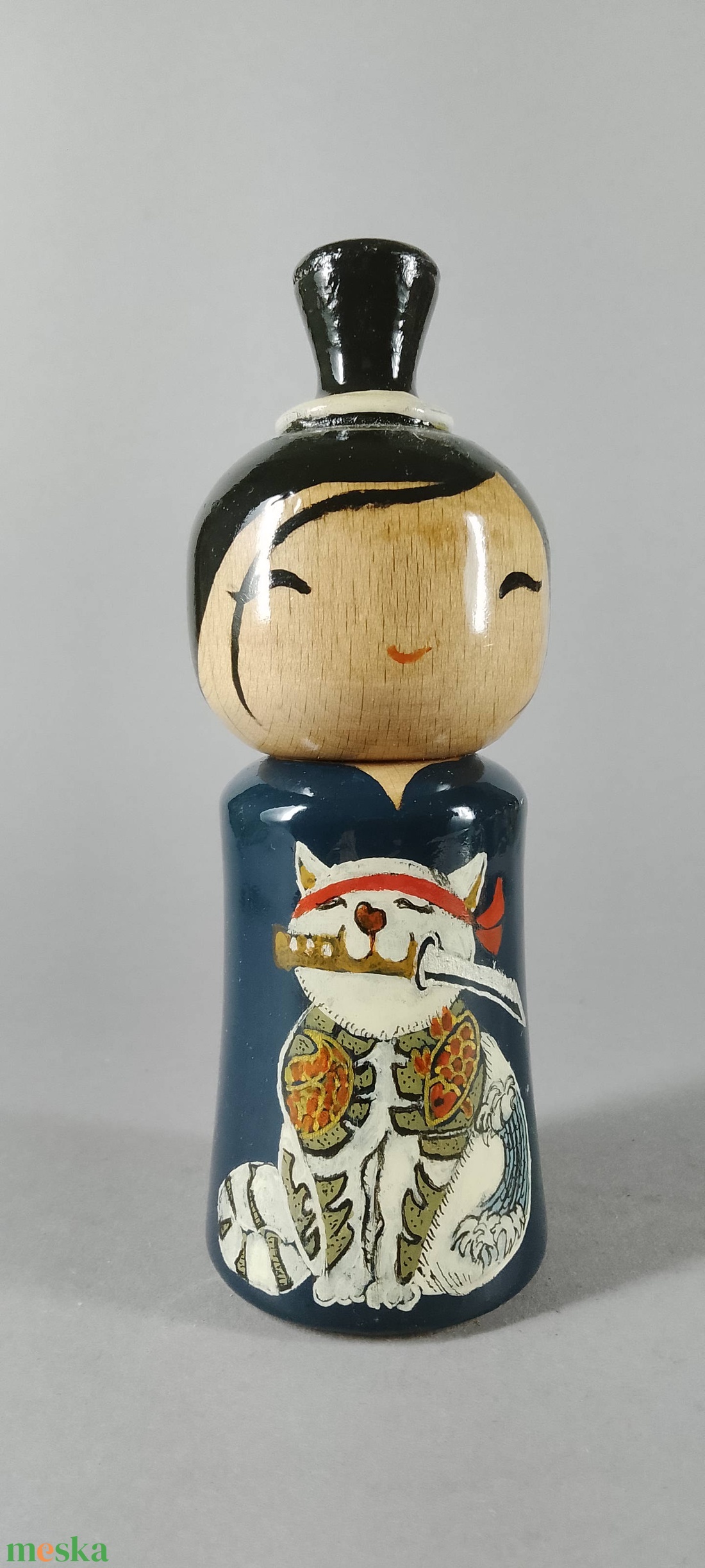 Kézzel készített egyedi Kokeshi - szamuráj macska mintával - művészet - más gyűjtemények - Meska.hu