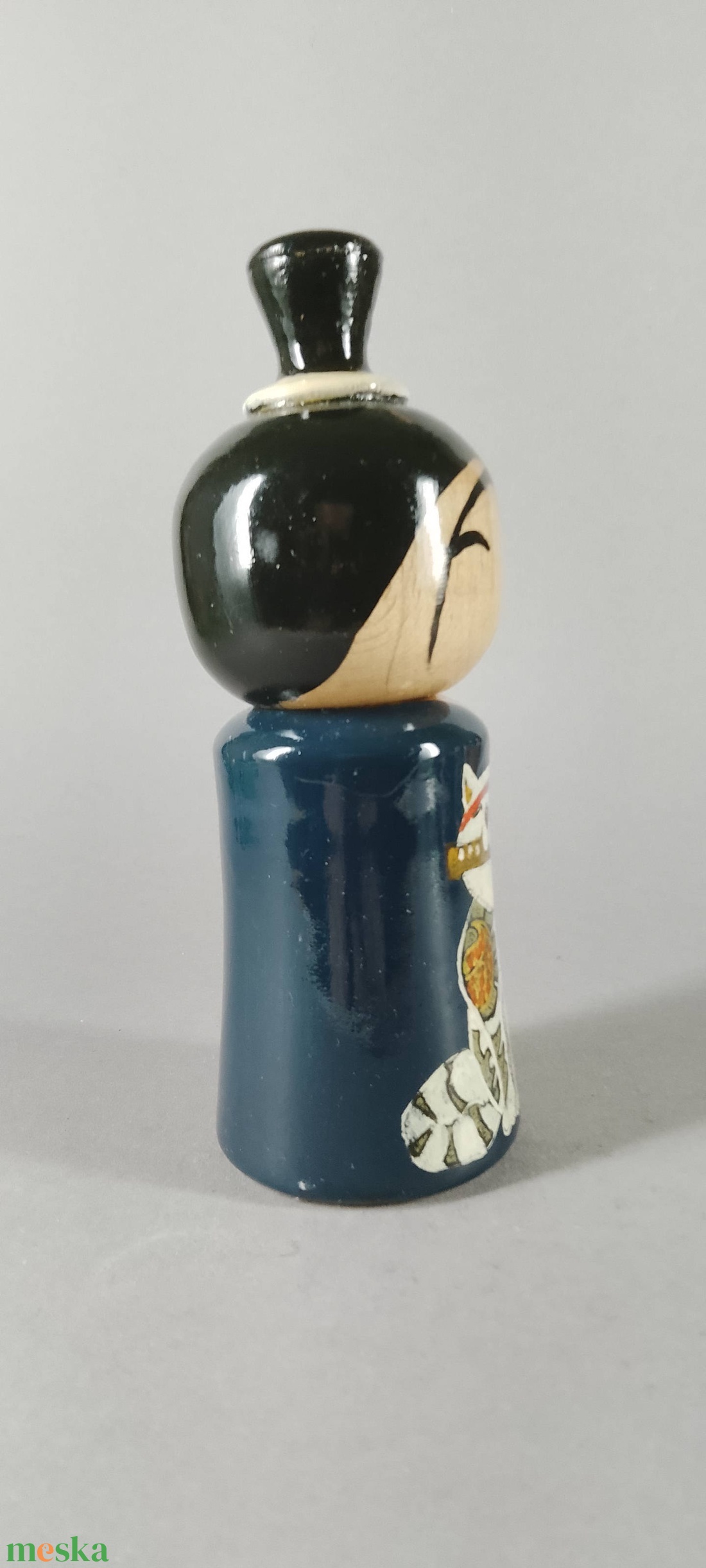 Kézzel készített egyedi Kokeshi - szamuráj macska mintával - művészet - más gyűjtemények - Meska.hu