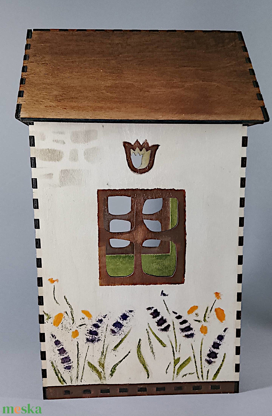 Egyedi, festett fa házikó - beleégetett díszítéssel - dekorációnak vagy játszani - a cicák külön vásárolhatók meg - játék & sport - szerepjáték - Meska.hu