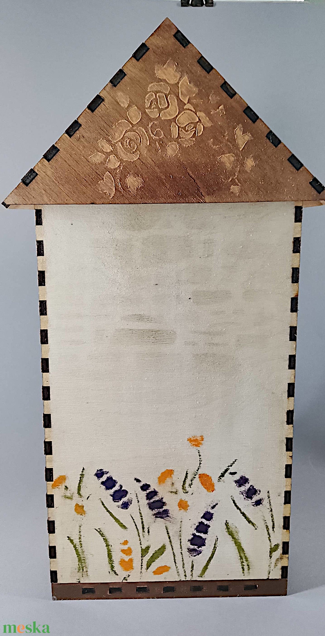 Egyedi, festett fa házikó - beleégetett díszítéssel - dekorációnak vagy játszani - a cicák külön vásárolhatók meg - játék & sport - szerepjáték - Meska.hu