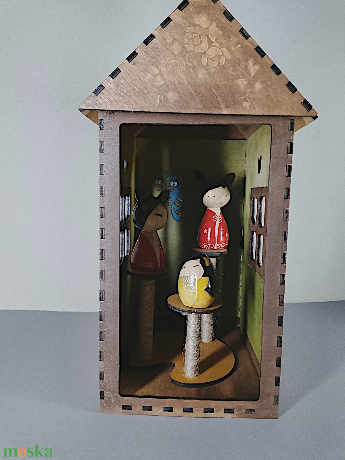 Egyedi, festett fa házikó - beleégetett díszítéssel - dekorációnak vagy játszani - a cicák külön vásárolhatók meg - játék & sport - szerepjáték - Meska.hu