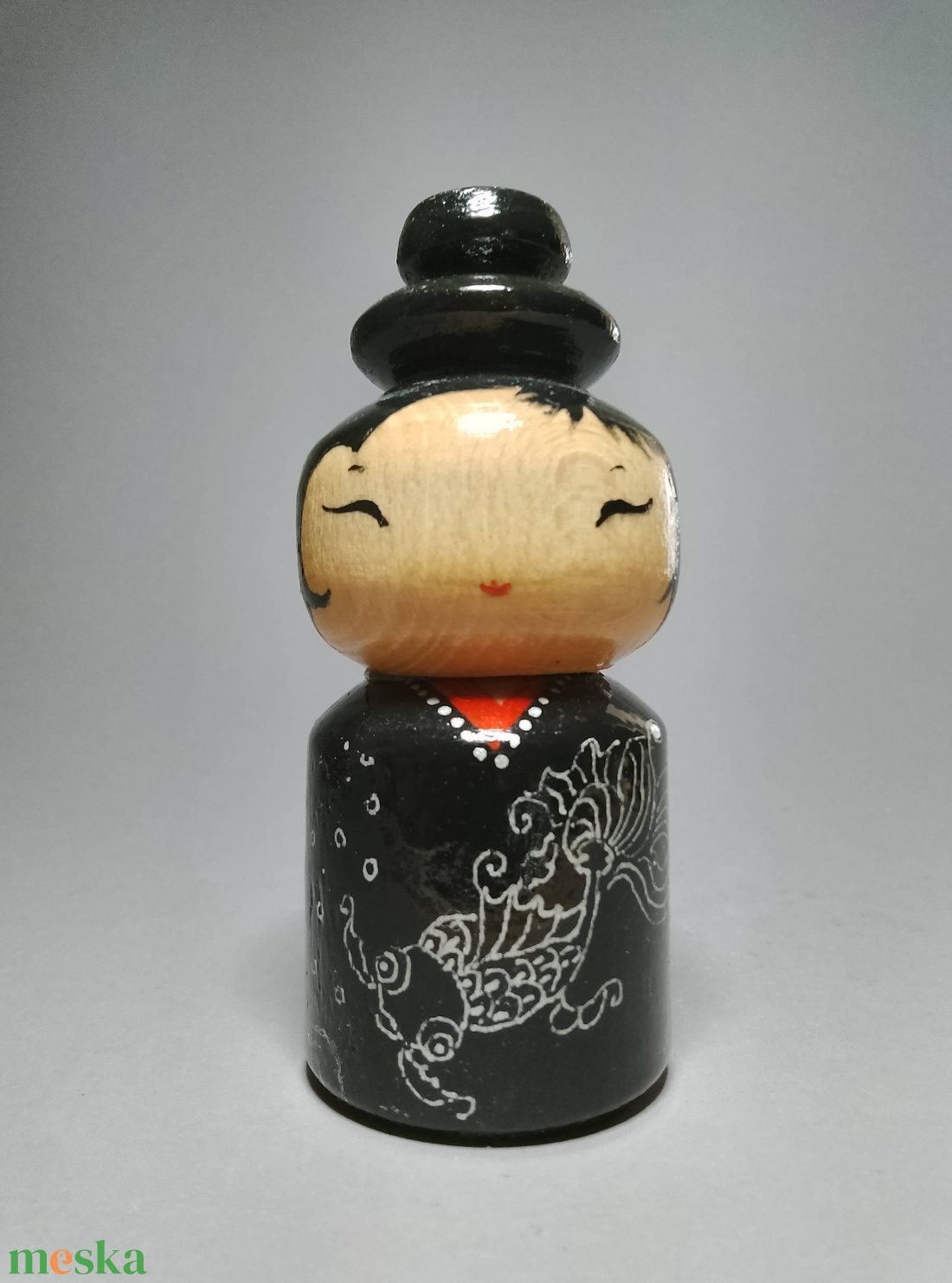 Kézzel készített egyedi Kokeshi - aaranyhalas mintával - művészet - más gyűjtemények - Meska.hu