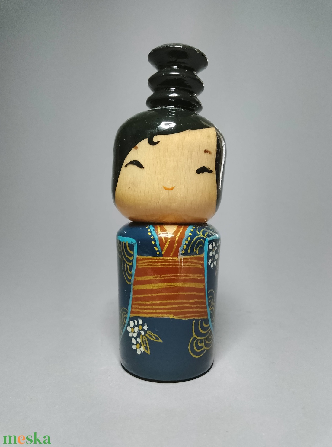 Kézzel készített egyedi Kokeshi - virág mintával - művészet - más gyűjtemények - Meska.hu