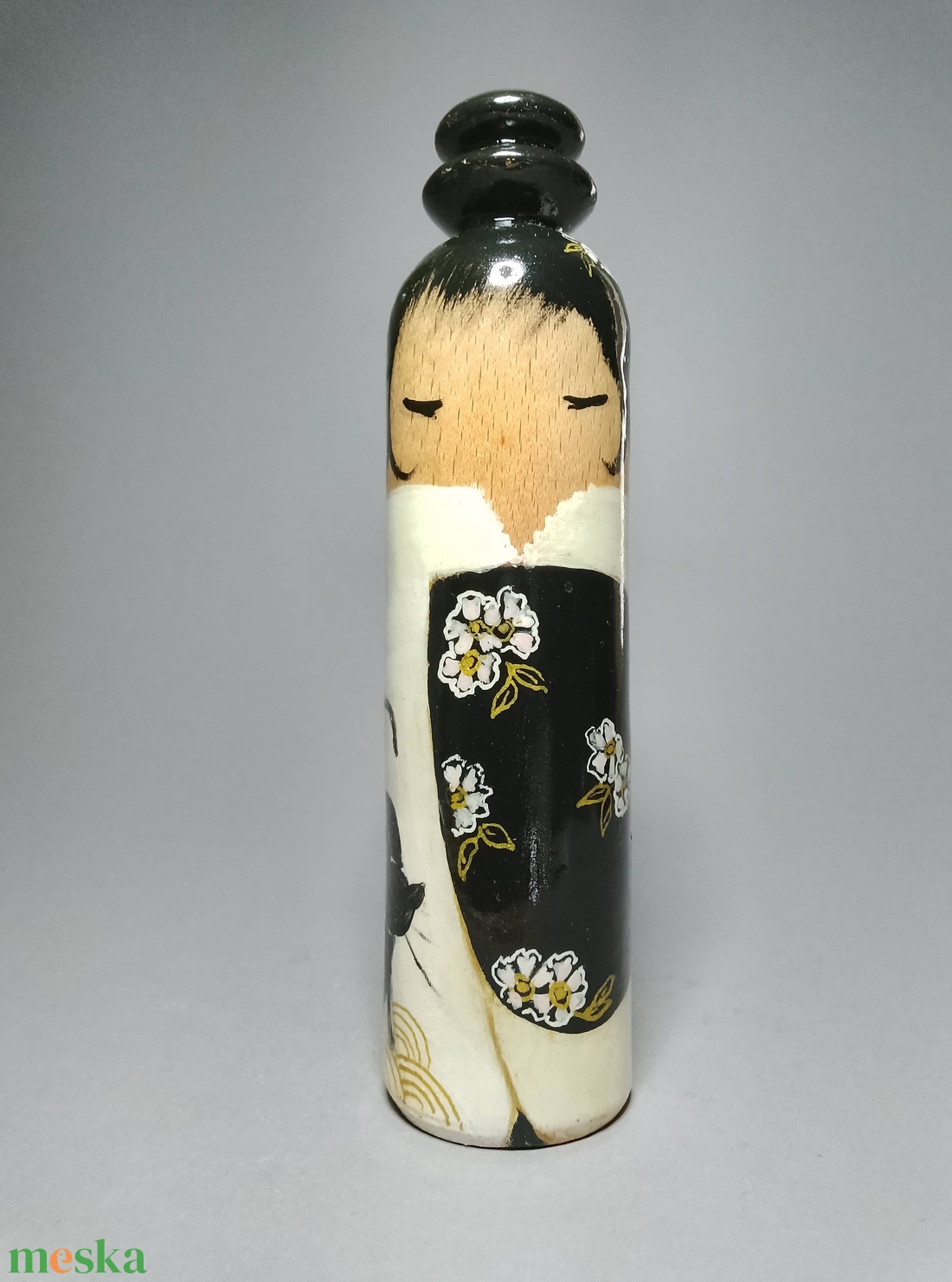 Kézzel készített egyedi Kokeshi - virág és macska mintával - művészet - más gyűjtemények - Meska.hu