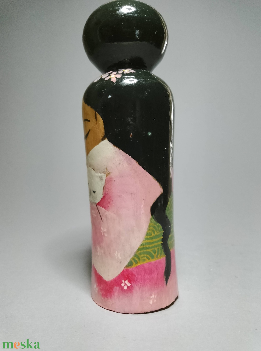 Kézzel készített egyedi Kokeshi - fehér cica mintával - művészet - más gyűjtemények - Meska.hu