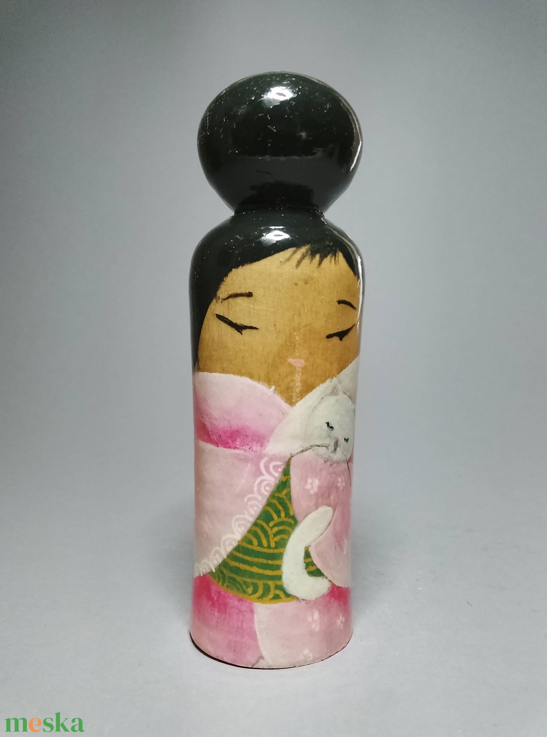 Kézzel készített egyedi Kokeshi - fehér cica mintával - művészet - más gyűjtemények - Meska.hu