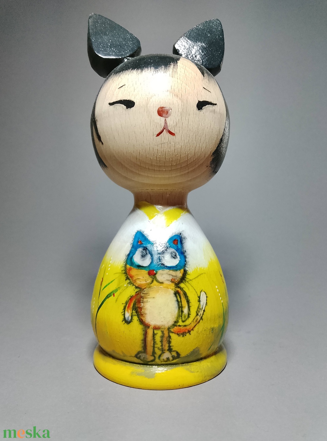 Kézzel készített egyedi Kokeshi cica - kóbormacska mintával - művészet - más gyűjtemények - Meska.hu