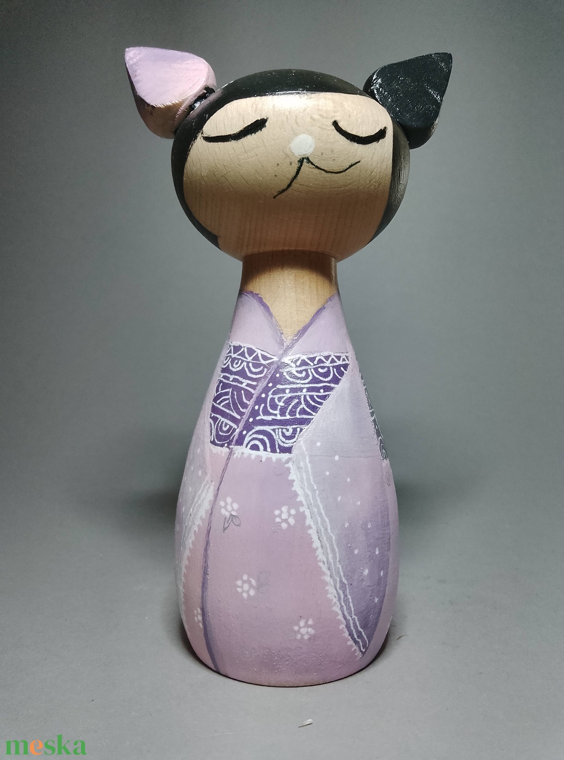 Kézzel készített egyedi Kokeshi macska - virág mintával - művészet - más gyűjtemények - Meska.hu