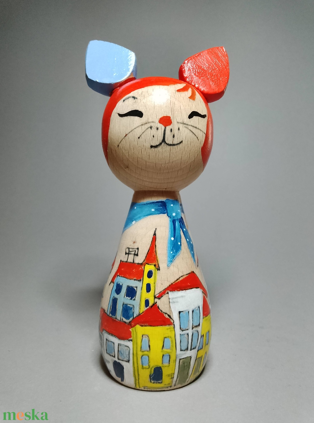 Kézzel készített egyedi Kokeshi macska - kisváros mintával - művészet - más gyűjtemények - Meska.hu