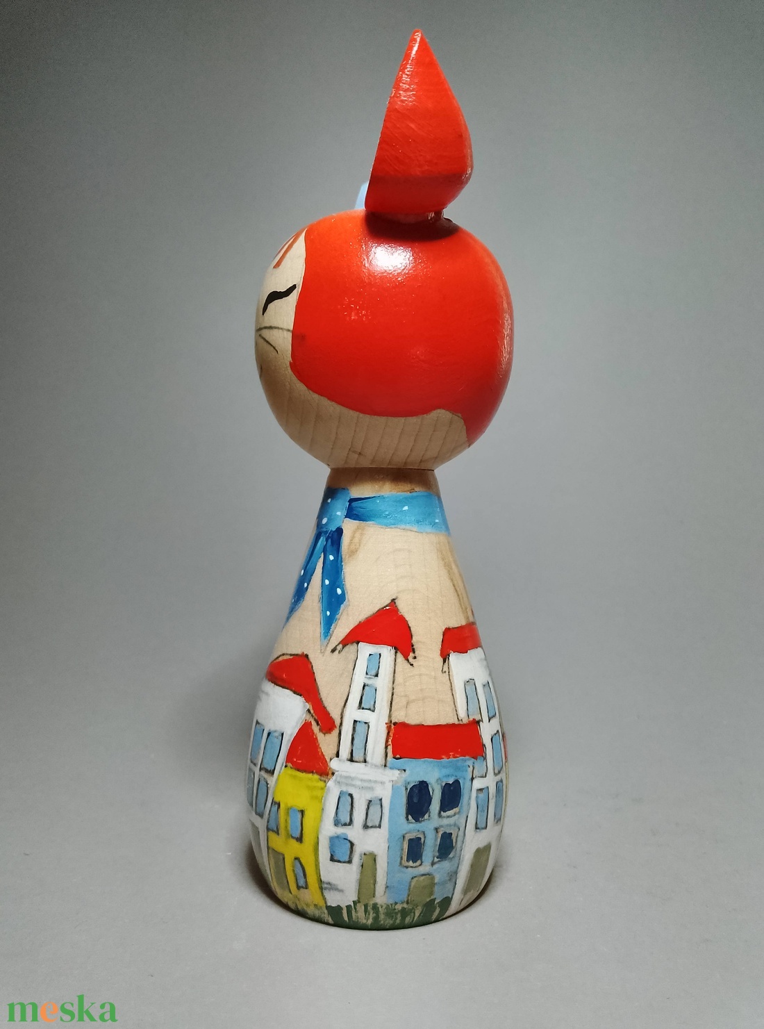 Kézzel készített egyedi Kokeshi macska - kisváros mintával - művészet - más gyűjtemények - Meska.hu