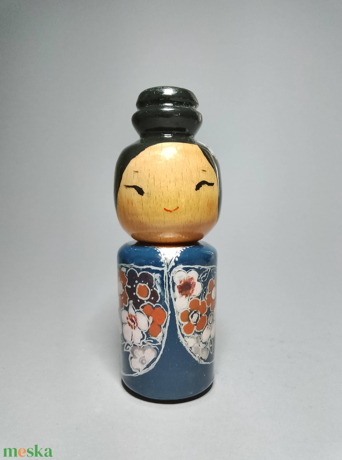 Kézzel készített egyedi Kokeshi - virág mintával - művészet - más gyűjtemények - Meska.hu