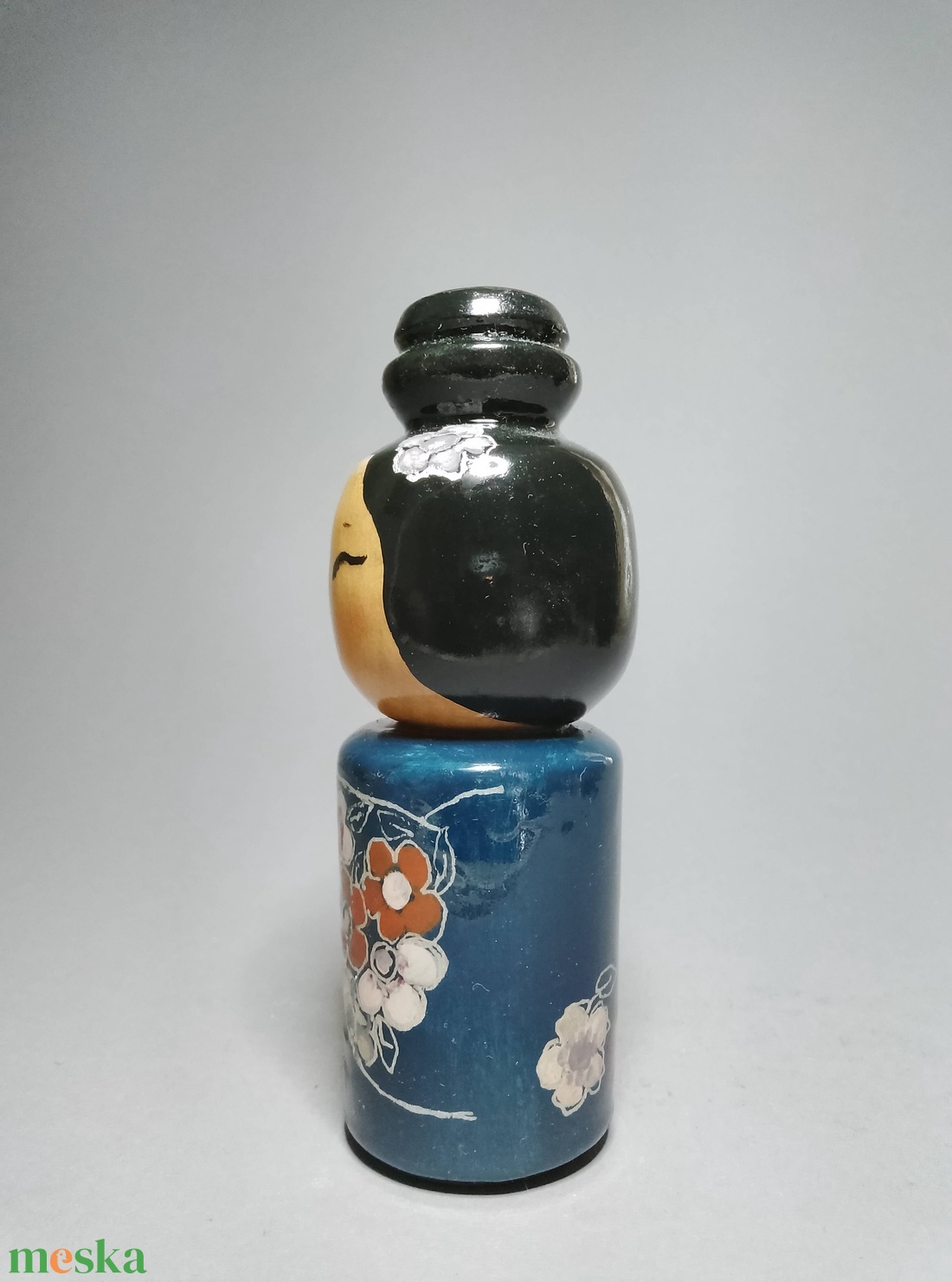 Kézzel készített egyedi Kokeshi - virág mintával - művészet - más gyűjtemények - Meska.hu