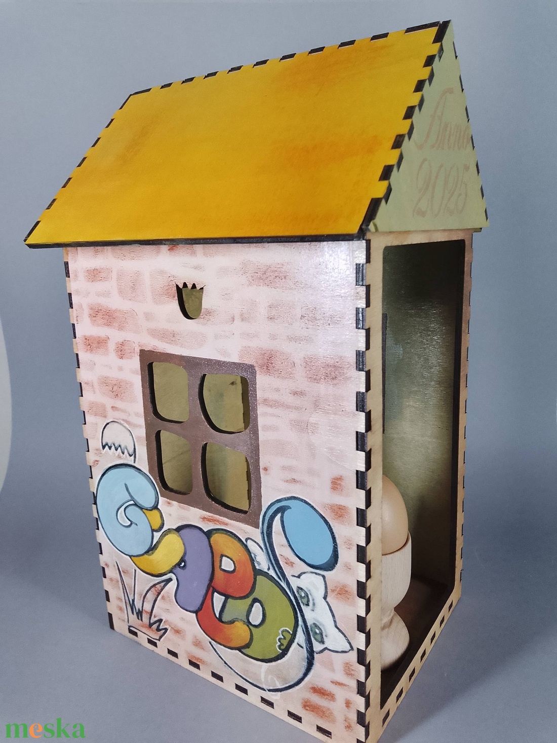 Egyedi, festett fa házikó - beleégetett díszítéssel - dekorációnak vagy játszani - a cicák külön vásárolhatók meg - játék & sport - szerepjáték - Meska.hu