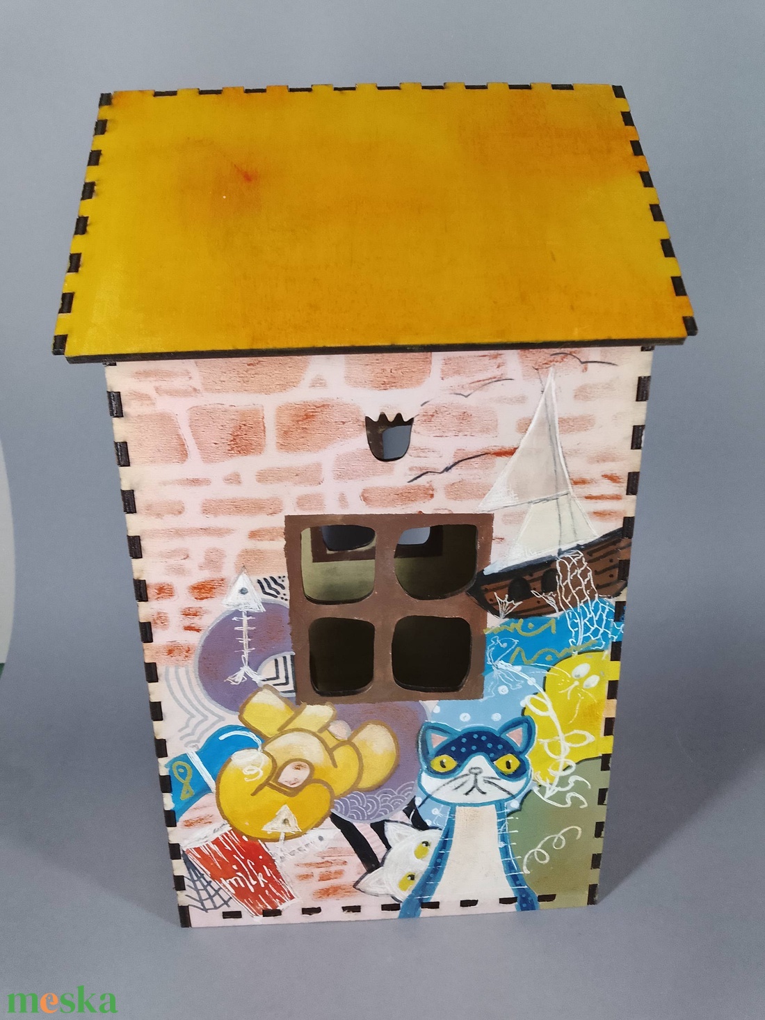 Egyedi, festett fa házikó - beleégetett díszítéssel - dekorációnak vagy játszani - a cicák külön vásárolhatók meg - játék & sport - szerepjáték - Meska.hu