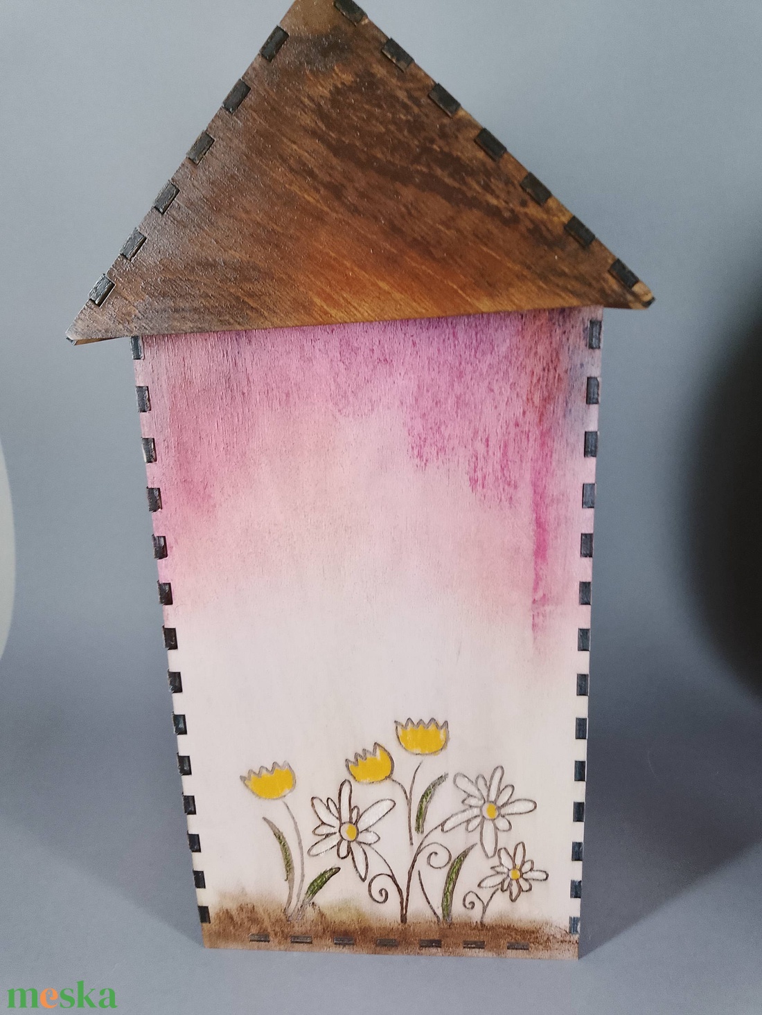 Egyedi, festett fa házikó - beleégetett díszítéssel - dekorációnak vagy játszani - a cicák külön vásárolhatók meg - játék & sport - szerepjáték - Meska.hu
