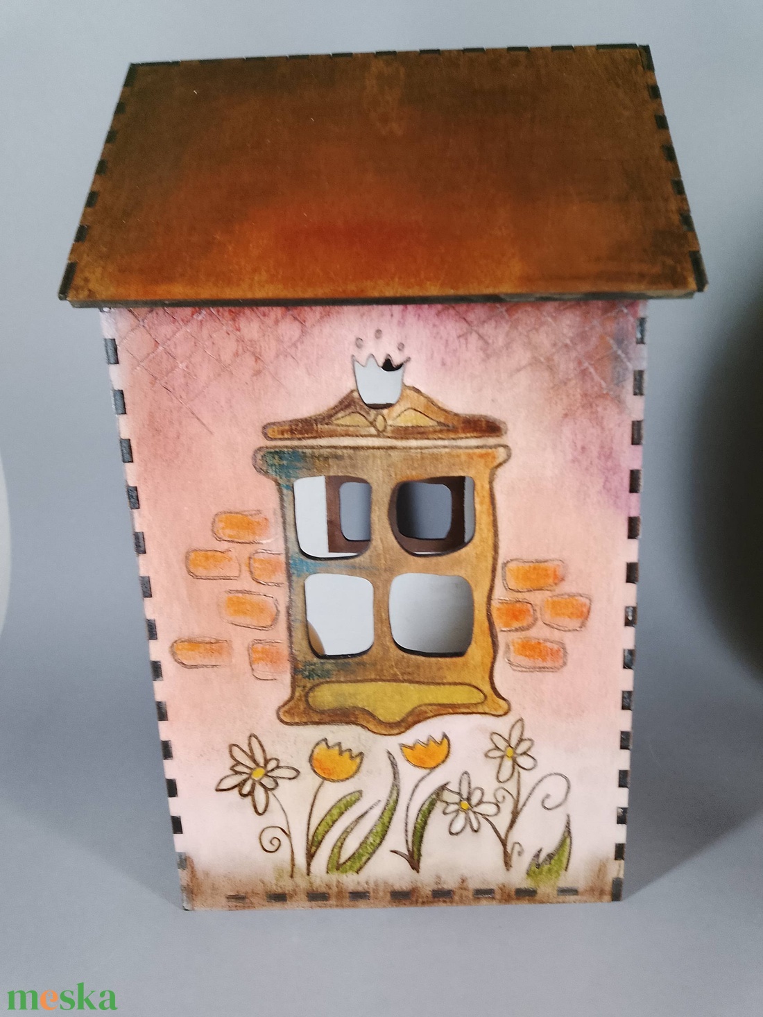 Egyedi, festett fa házikó - beleégetett díszítéssel - dekorációnak vagy játszani - a cicák külön vásárolhatók meg - játék & sport - szerepjáték - Meska.hu