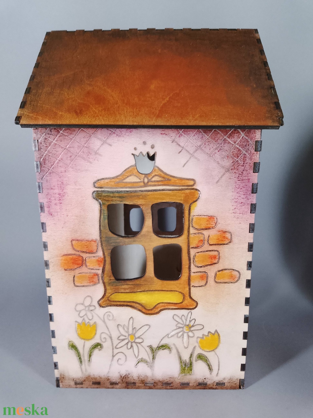 Egyedi, festett fa házikó - beleégetett díszítéssel - dekorációnak vagy játszani - a cicák külön vásárolhatók meg - játék & sport - szerepjáték - Meska.hu