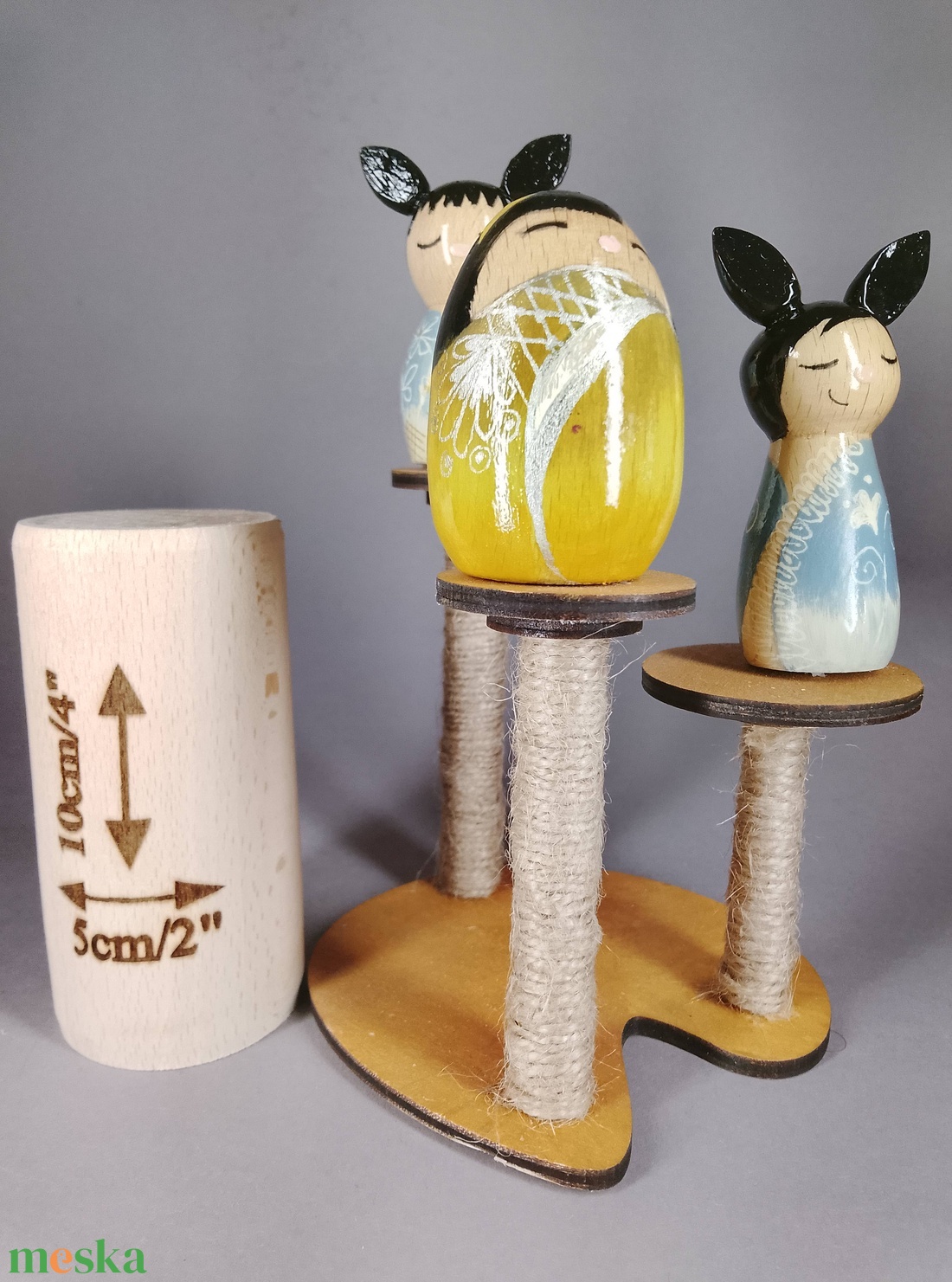 Három apró egyedi, kézzel készült kokeshi cica, egy macskakaparófán - dekorációnak vagy játszani - játék & sport - szerepjáték - Meska.hu