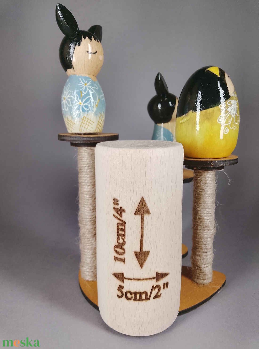 Három apró egyedi, kézzel készült kokeshi cica, egy macskakaparófán - dekorációnak vagy játszani - játék & sport - szerepjáték - Meska.hu