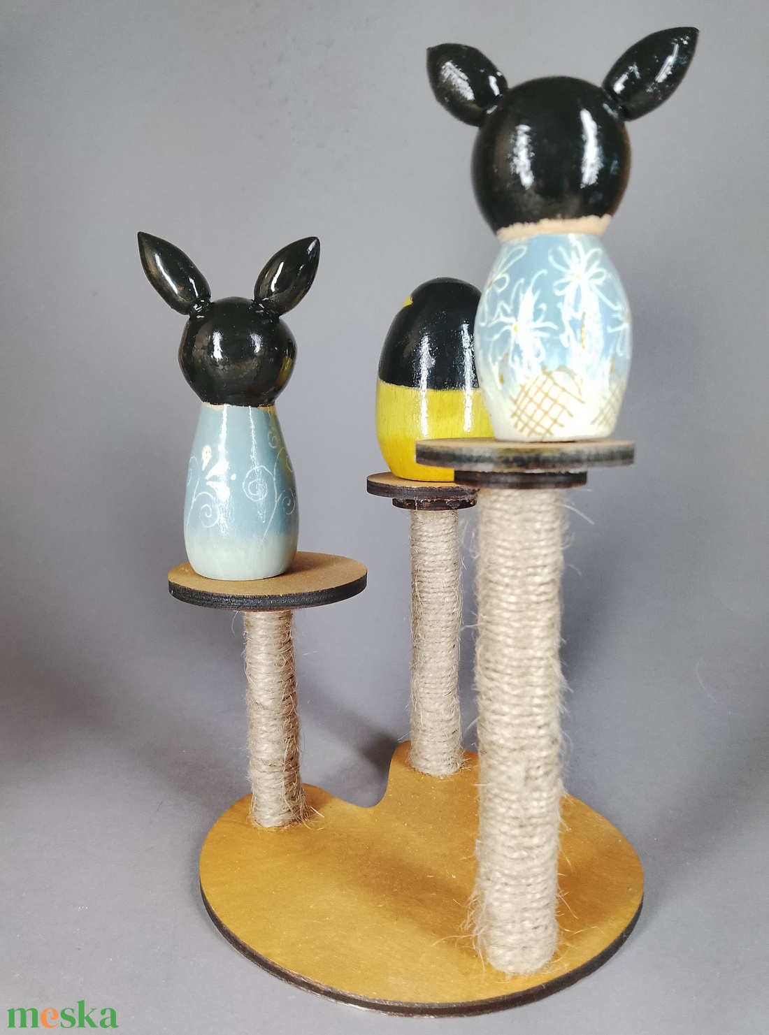 Három apró egyedi, kézzel készült kokeshi cica, egy macskakaparófán - dekorációnak vagy játszani - játék & sport - szerepjáték - Meska.hu