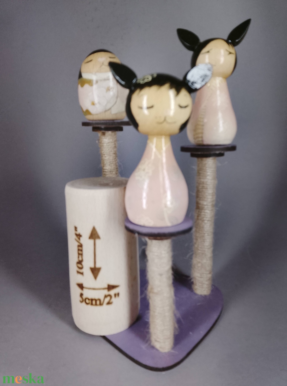 Három apró egyedi, kézzel készült kokeshi cica, egy macskakaparófán - dekorációnak vagy játszani - játék & sport - szerepjáték - Meska.hu