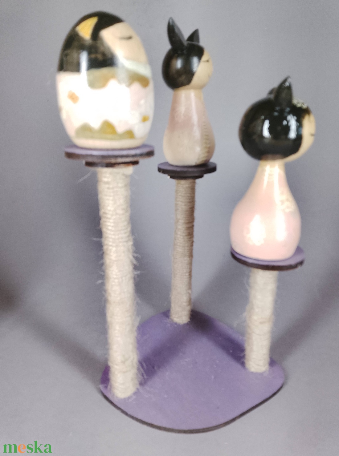 Három apró egyedi, kézzel készült kokeshi cica, egy macskakaparófán - dekorációnak vagy játszani - játék & sport - szerepjáték - Meska.hu