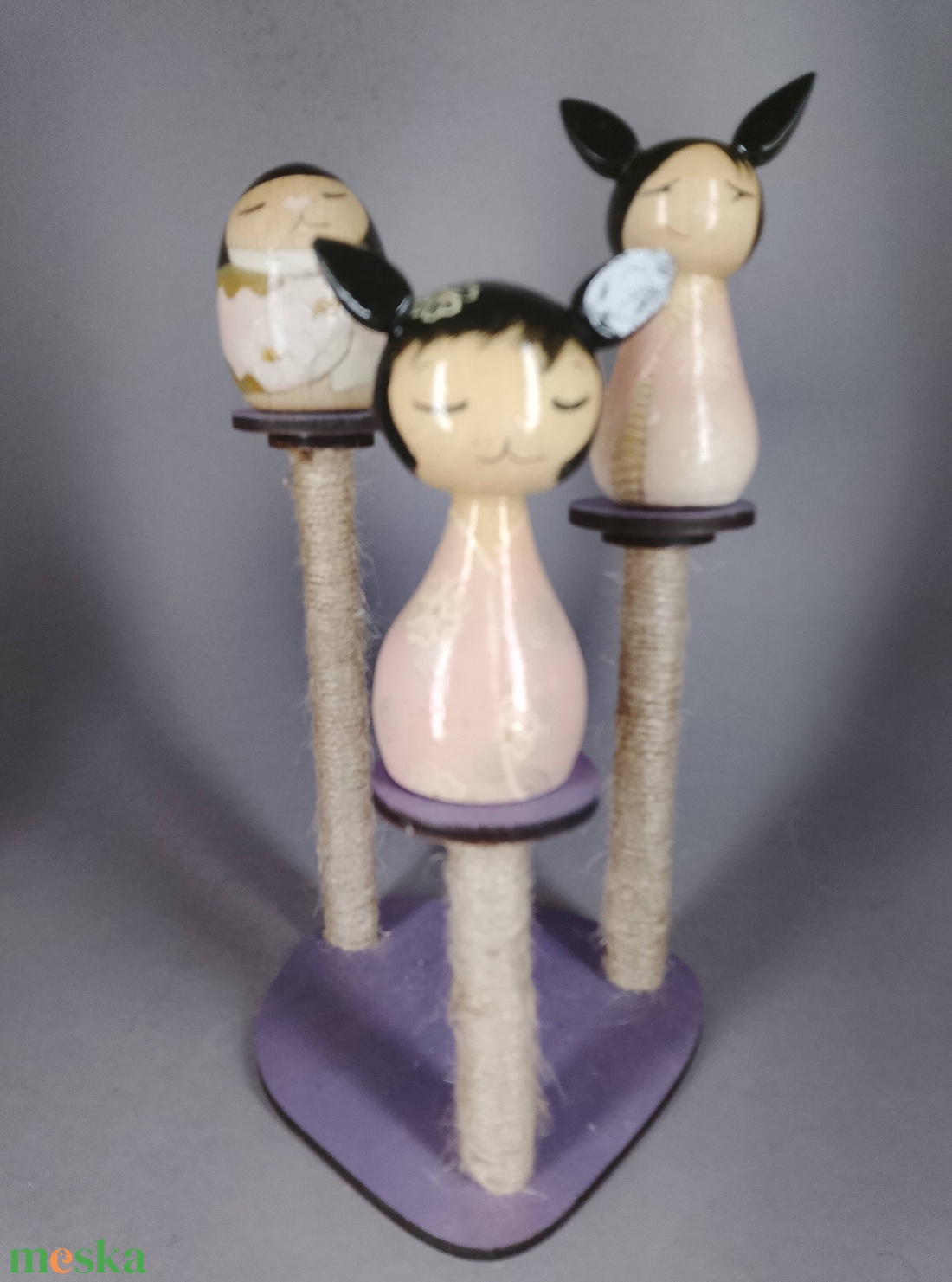 Három apró egyedi, kézzel készült kokeshi cica, egy macskakaparófán - dekorációnak vagy játszani - játék & sport - szerepjáték - Meska.hu