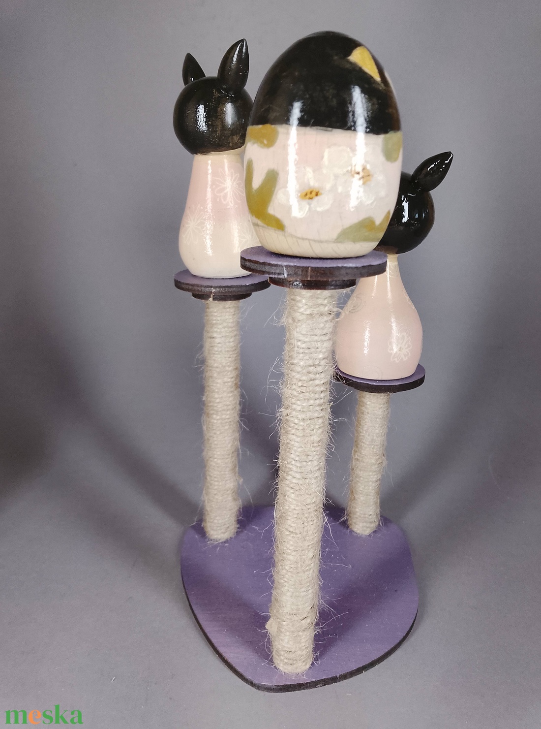 Három apró egyedi, kézzel készült kokeshi cica, egy macskakaparófán - dekorációnak vagy játszani - játék & sport - szerepjáték - Meska.hu