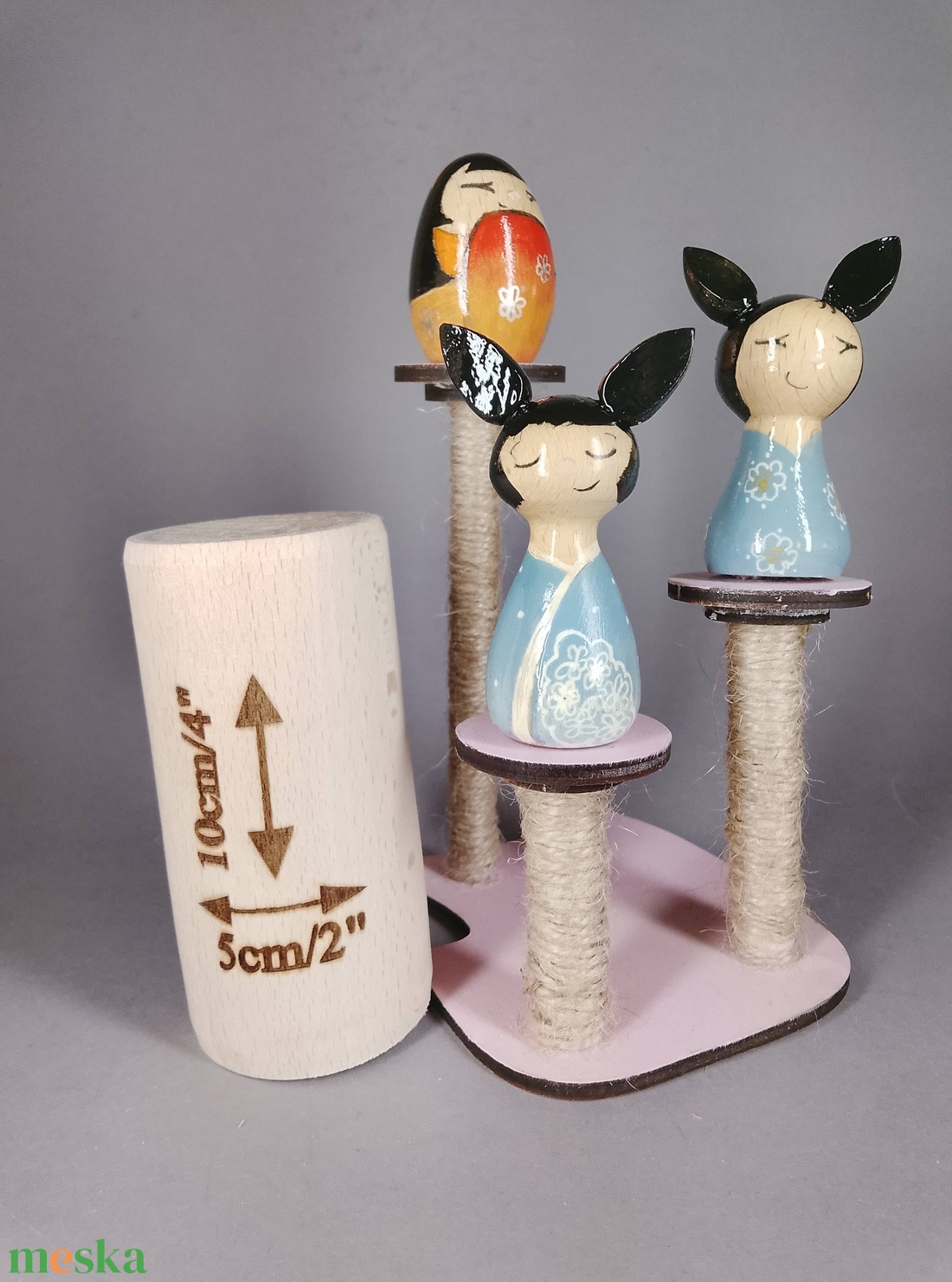 Három apró egyedi, kézzel készült kokeshi cica, egy macskakaparófán - dekorációnak vagy játszani - játék & sport - szerepjáték - Meska.hu