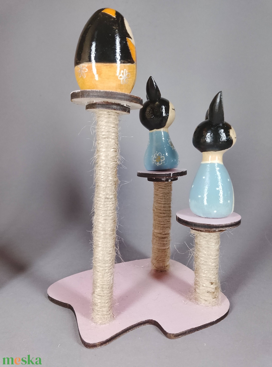 Három apró egyedi, kézzel készült kokeshi cica, egy macskakaparófán - dekorációnak vagy játszani - játék & sport - szerepjáték - Meska.hu