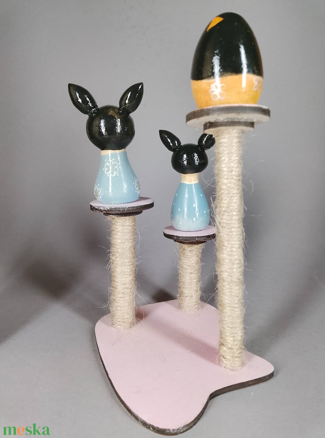 Három apró egyedi, kézzel készült kokeshi cica, egy macskakaparófán - dekorációnak vagy játszani - játék & sport - szerepjáték - Meska.hu