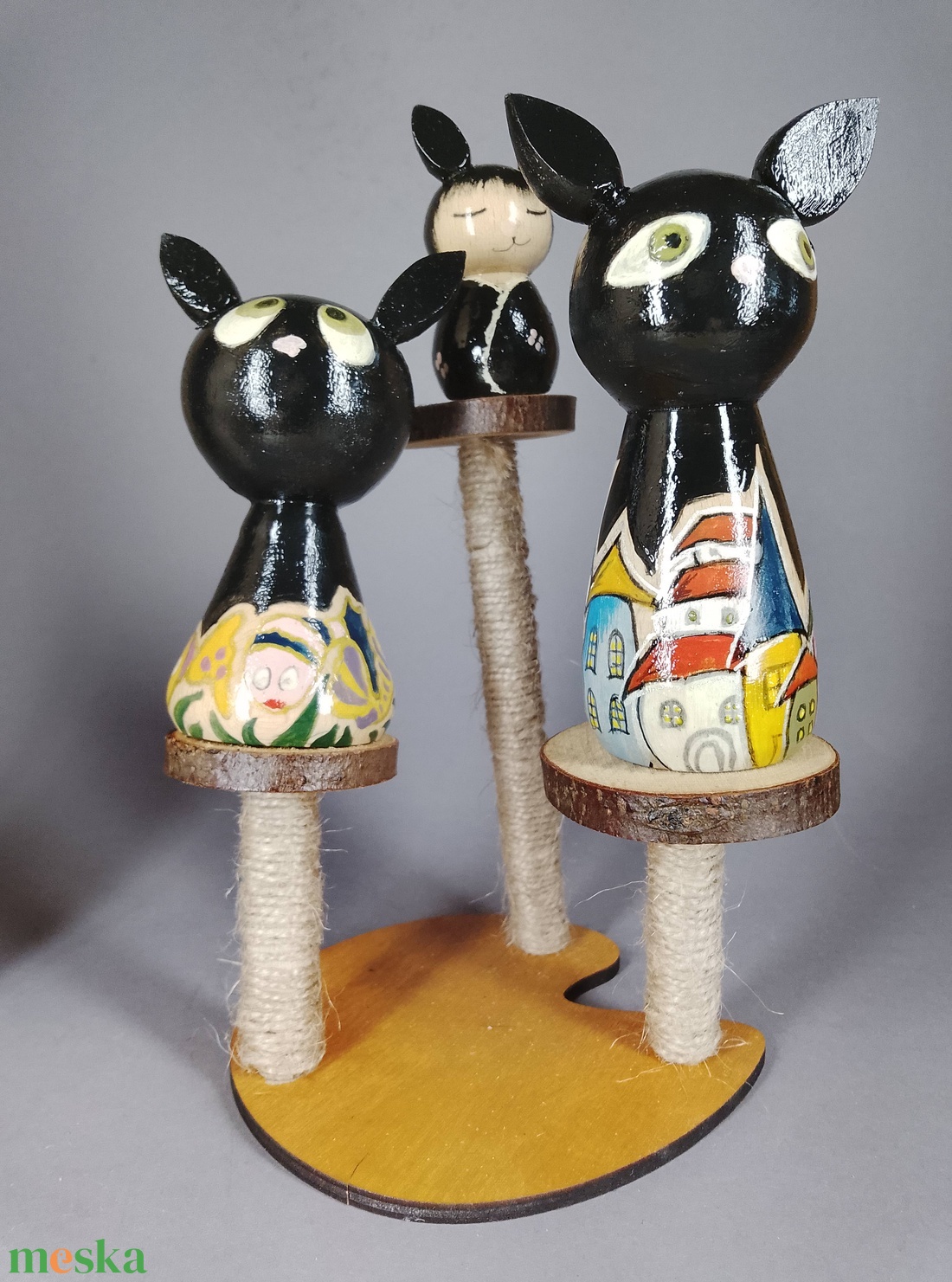 Három egyedi, kézzel készült kokeshi cica, egy macskakaparófán - dekorációnak vagy játszani - játék & sport - szerepjáték - Meska.hu