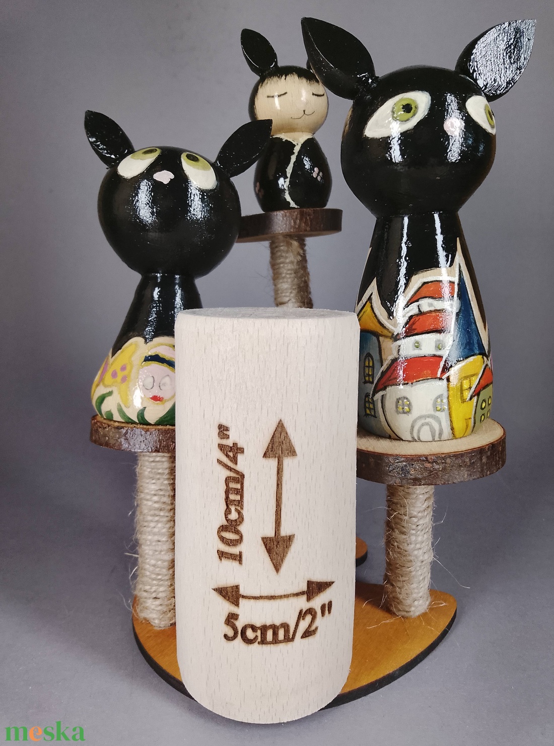 Három egyedi, kézzel készült kokeshi cica, egy macskakaparófán - dekorációnak vagy játszani - játék & sport - szerepjáték - Meska.hu