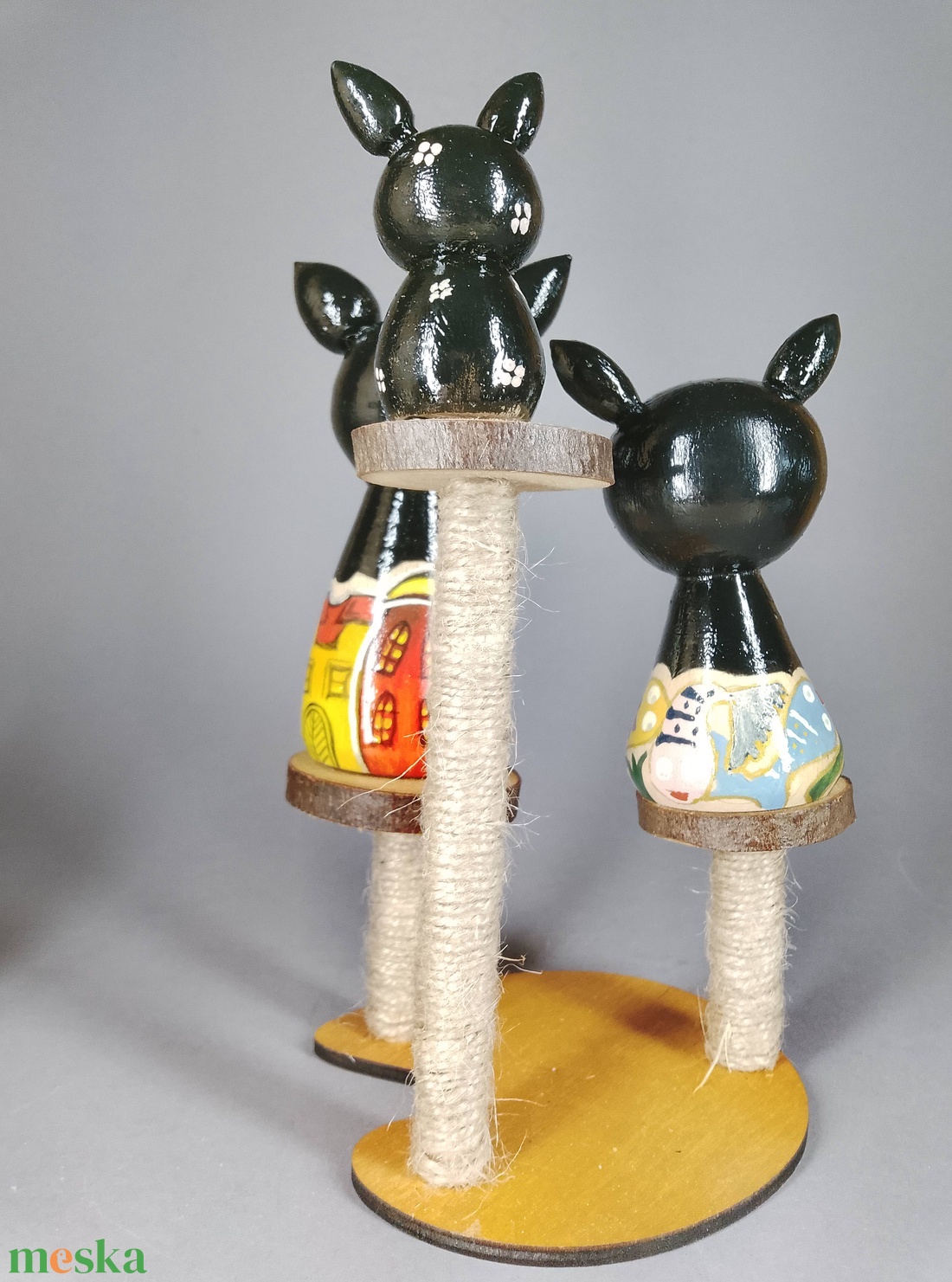 Három egyedi, kézzel készült kokeshi cica, egy macskakaparófán - dekorációnak vagy játszani - játék & sport - szerepjáték - Meska.hu