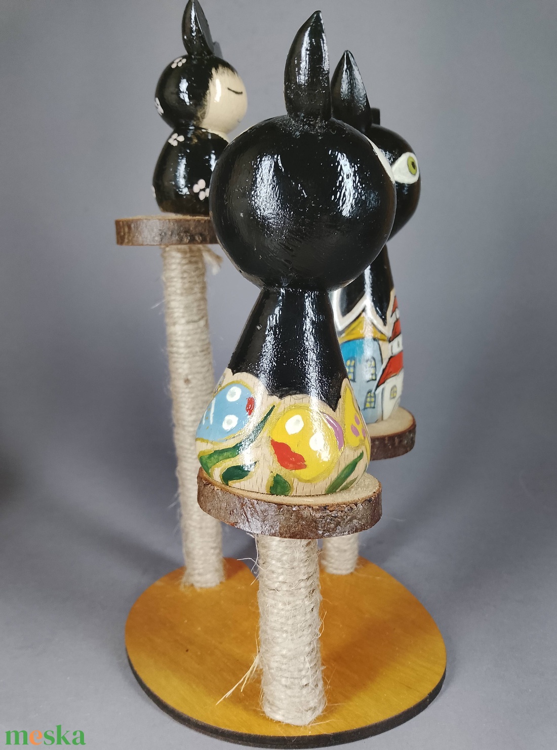 Három egyedi, kézzel készült kokeshi cica, egy macskakaparófán - dekorációnak vagy játszani - játék & sport - szerepjáték - Meska.hu