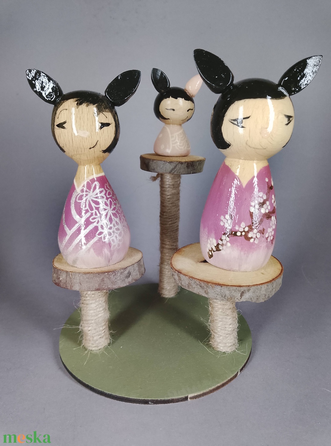 Három egyedi, kézzel készült kokeshi cica, egy macskakaparófán - dekorációnak vagy játszani - játék & sport - szerepjáték - Meska.hu